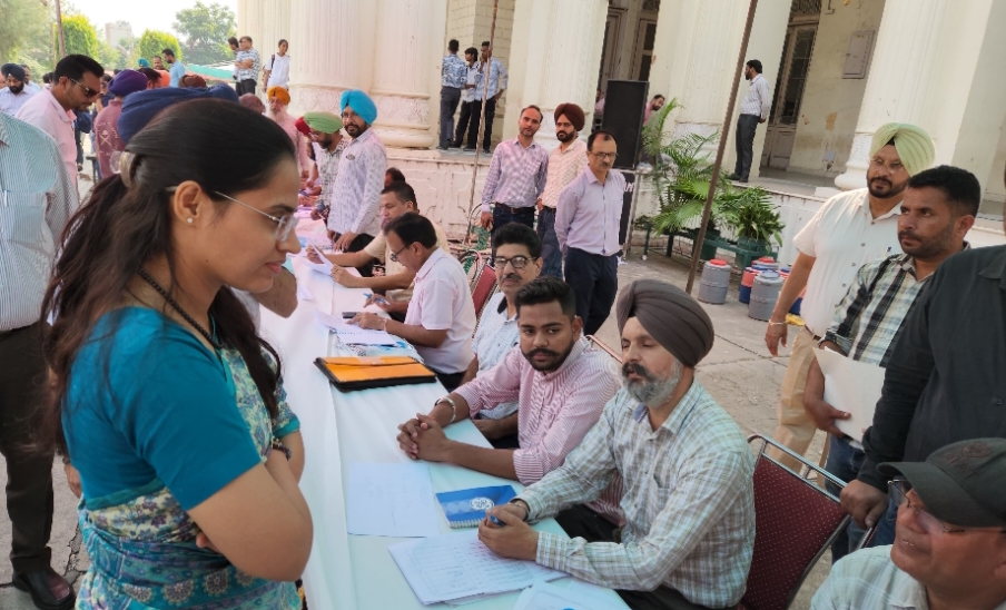 जिले में ग्राम पंचायत चुनाव के लिए आज मतदान, मतदान दल पहुंचे मतदान केंद्रों पर